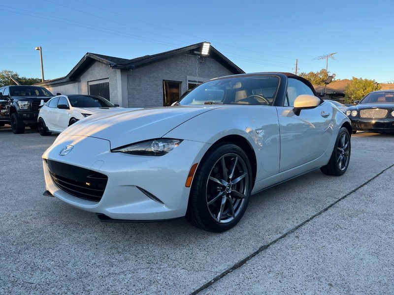 Mazda MX-5 Miata Vehicle Full-screen Gallery Image 02