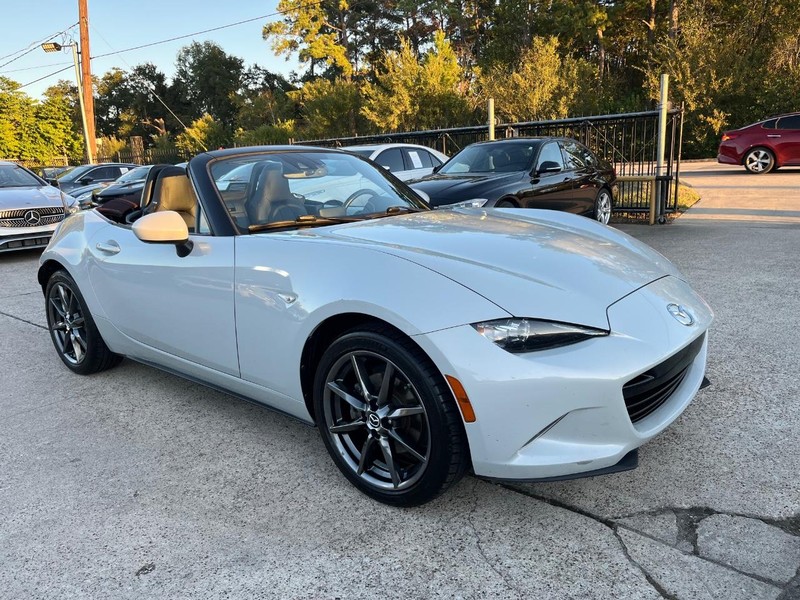 Mazda MX-5 Miata Vehicle Full-screen Gallery Image 05
