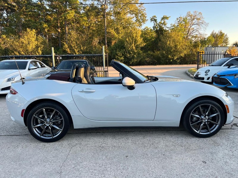 Mazda MX-5 Miata Vehicle Full-screen Gallery Image 06