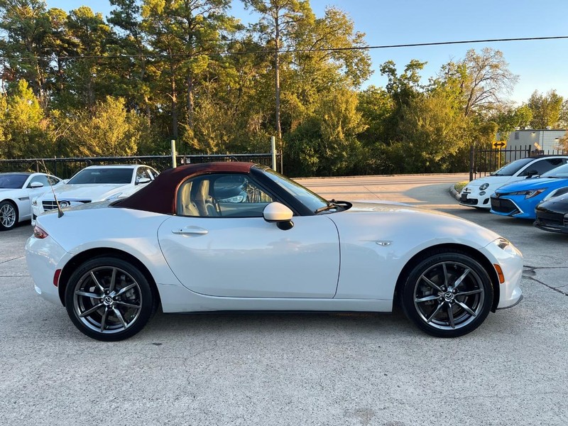 Mazda MX-5 Miata Vehicle Full-screen Gallery Image 07