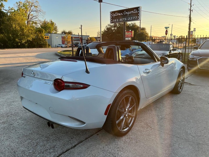 Mazda MX-5 Miata Vehicle Full-screen Gallery Image 08