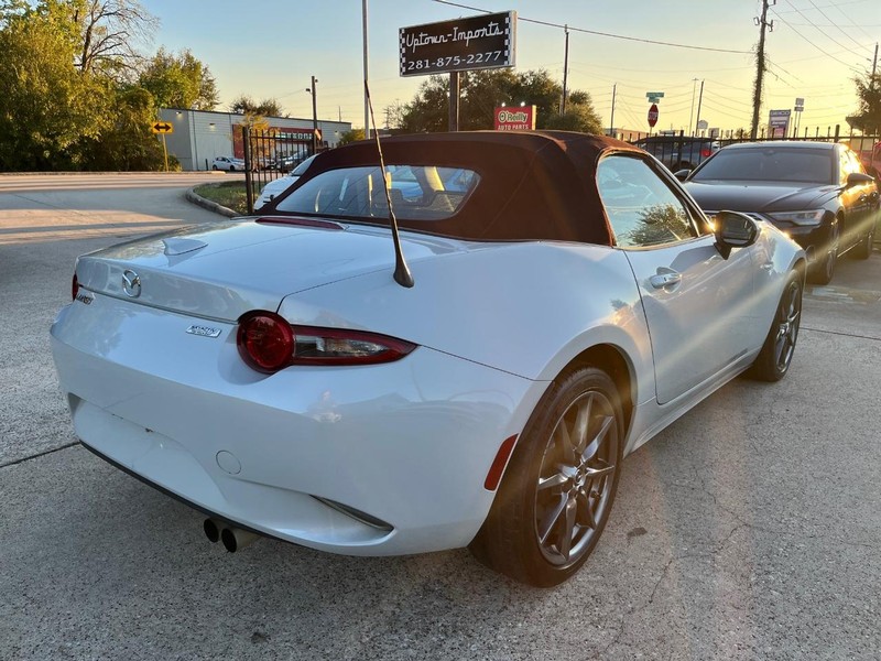 Mazda MX-5 Miata Vehicle Full-screen Gallery Image 09