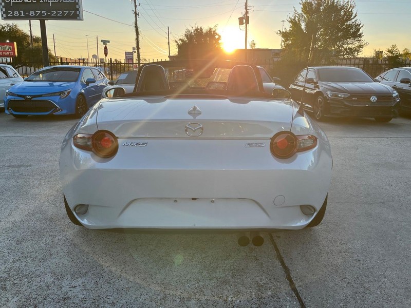 Mazda MX-5 Miata Vehicle Full-screen Gallery Image 10