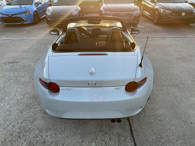 Mazda MX-5 Miata Vehicle Full-screen Gallery Image 11