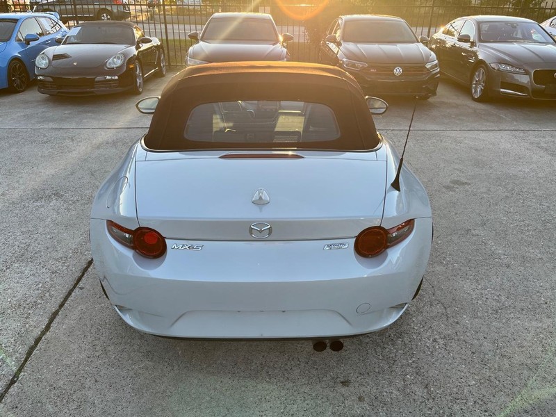 Mazda MX-5 Miata Vehicle Full-screen Gallery Image 12