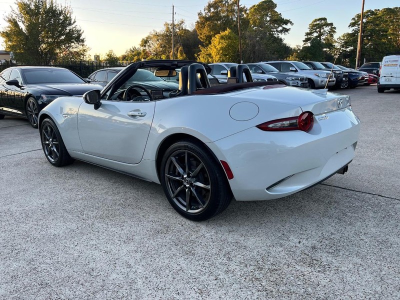 Mazda MX-5 Miata Vehicle Full-screen Gallery Image 13