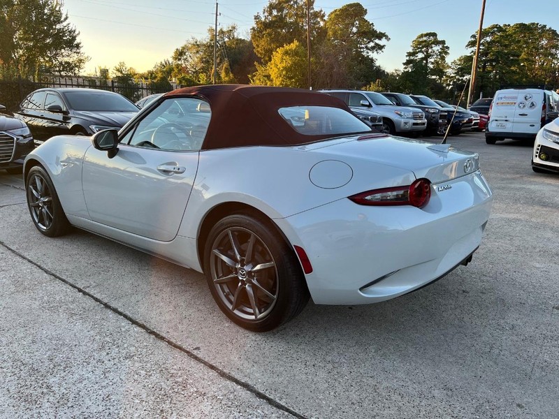 Mazda MX-5 Miata Vehicle Full-screen Gallery Image 14