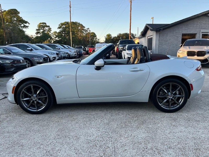 Mazda MX-5 Miata Vehicle Full-screen Gallery Image 15
