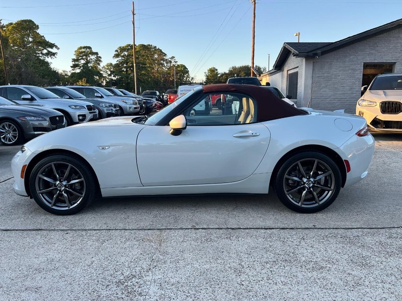 Mazda MX-5 Miata Vehicle Full-screen Gallery Image 16