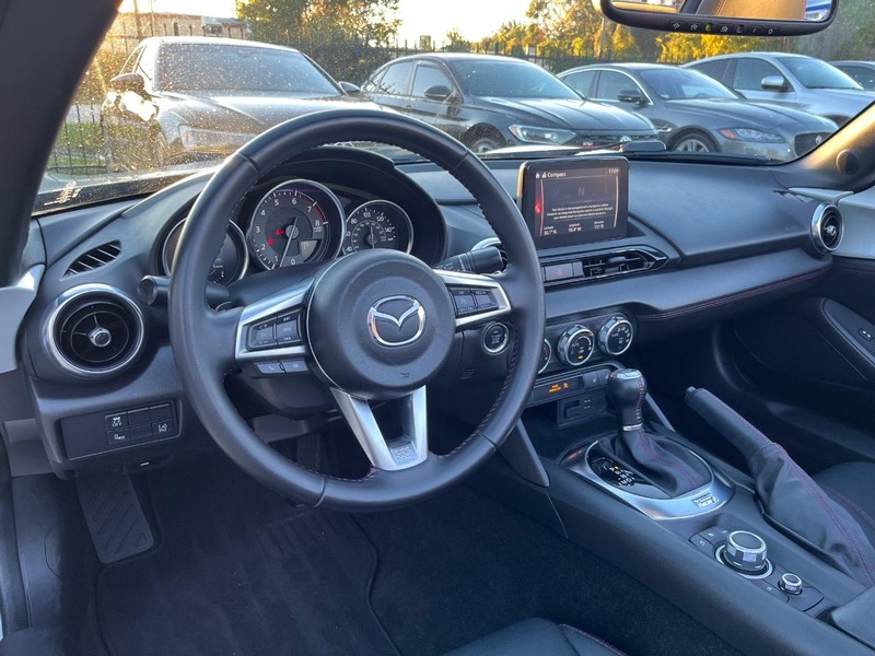 Mazda MX-5 Miata Vehicle Full-screen Gallery Image 17