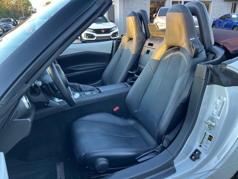 Mazda MX-5 Miata Vehicle Full-screen Gallery Image 18