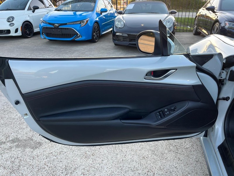 Mazda MX-5 Miata Vehicle Full-screen Gallery Image 19