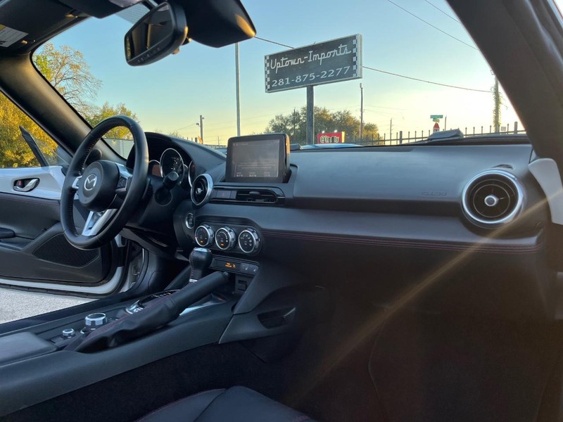 Mazda MX-5 Miata Vehicle Full-screen Gallery Image 20