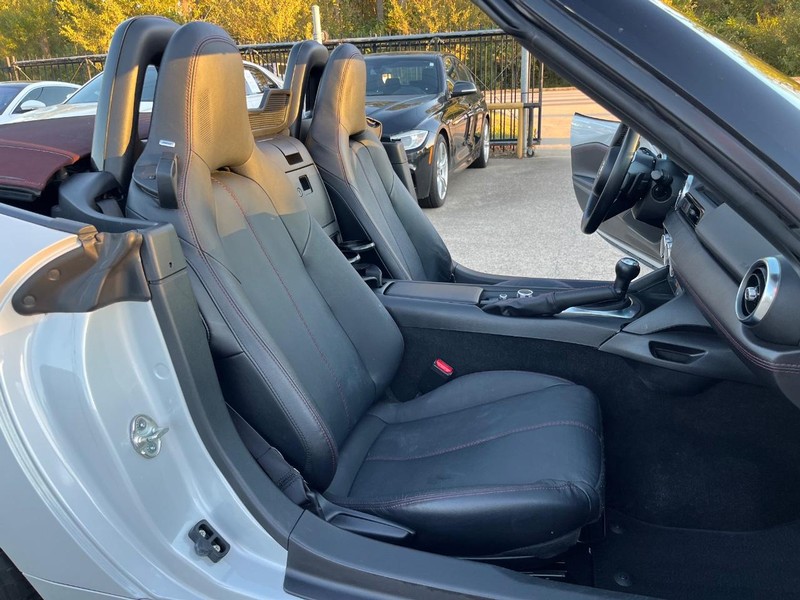 Mazda MX-5 Miata Vehicle Full-screen Gallery Image 21