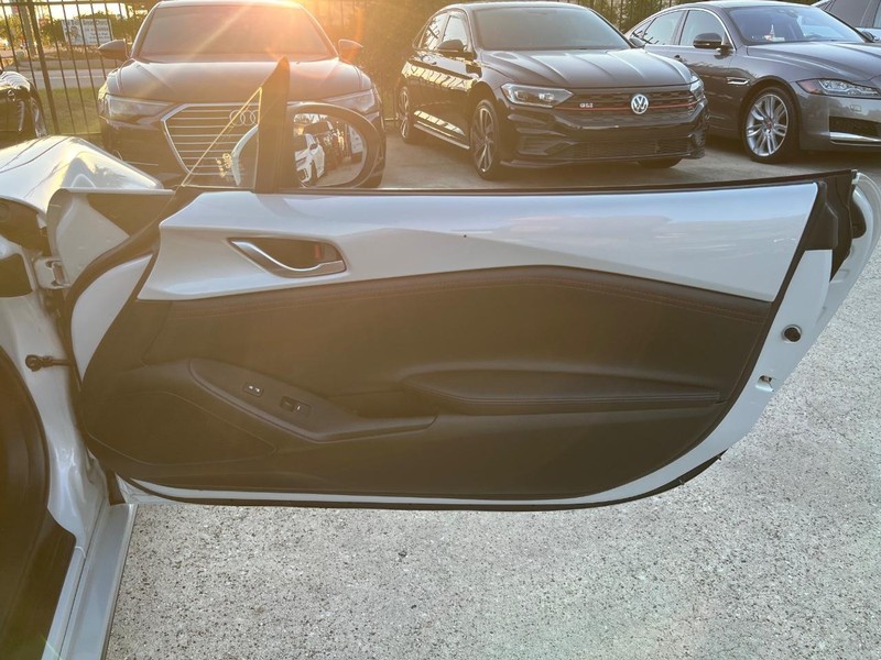 Mazda MX-5 Miata Vehicle Full-screen Gallery Image 22