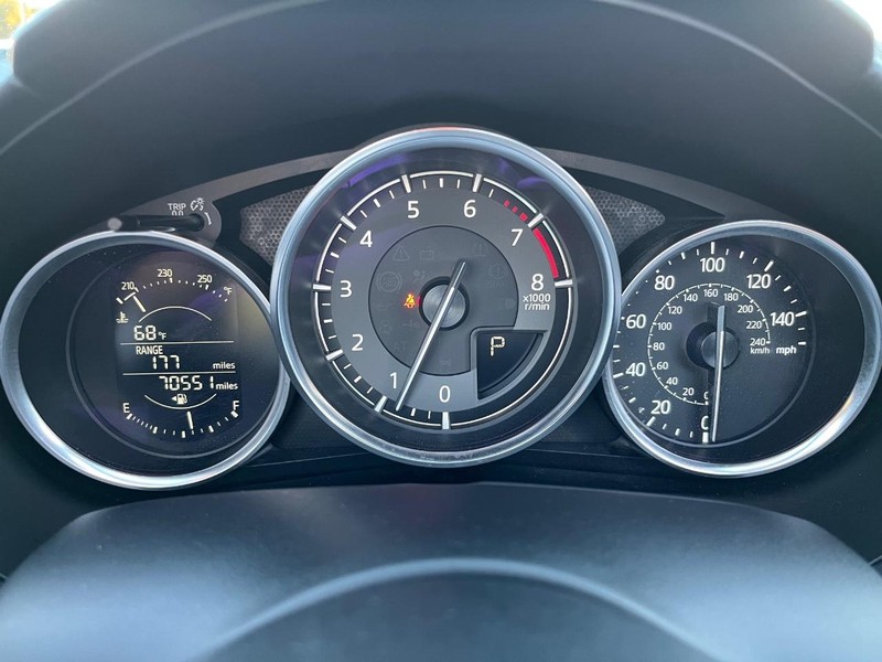 Mazda MX-5 Miata Vehicle Full-screen Gallery Image 24