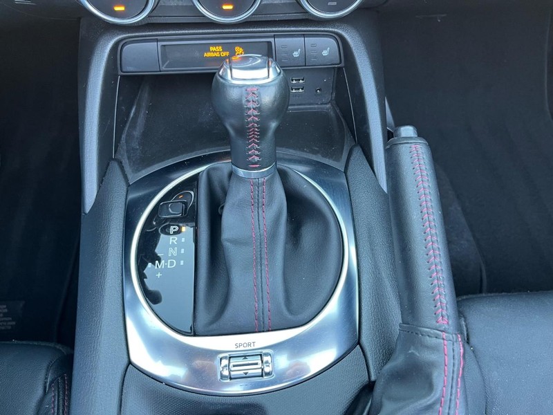 Mazda MX-5 Miata Vehicle Full-screen Gallery Image 28