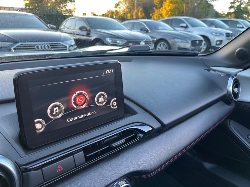 Mazda MX-5 Miata Vehicle Full-screen Gallery Image 30