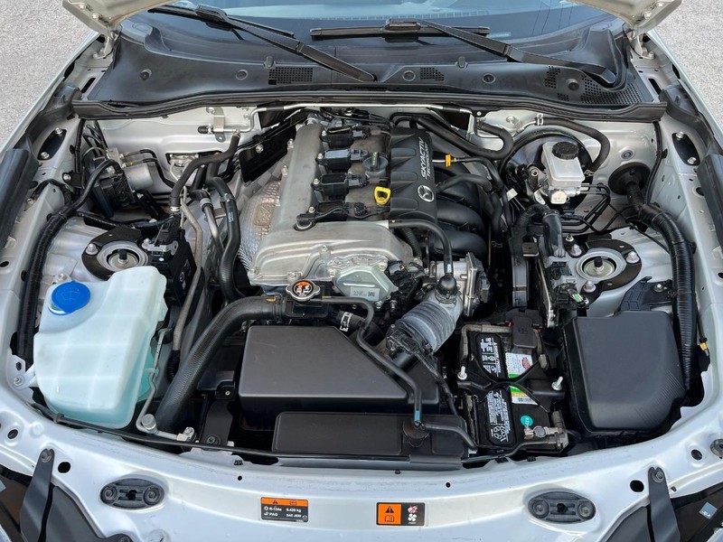 Mazda MX-5 Miata Vehicle Full-screen Gallery Image 32