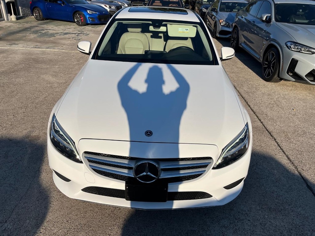 Mercedes-Benz C 300 Vehicle Full-screen Gallery Image 02