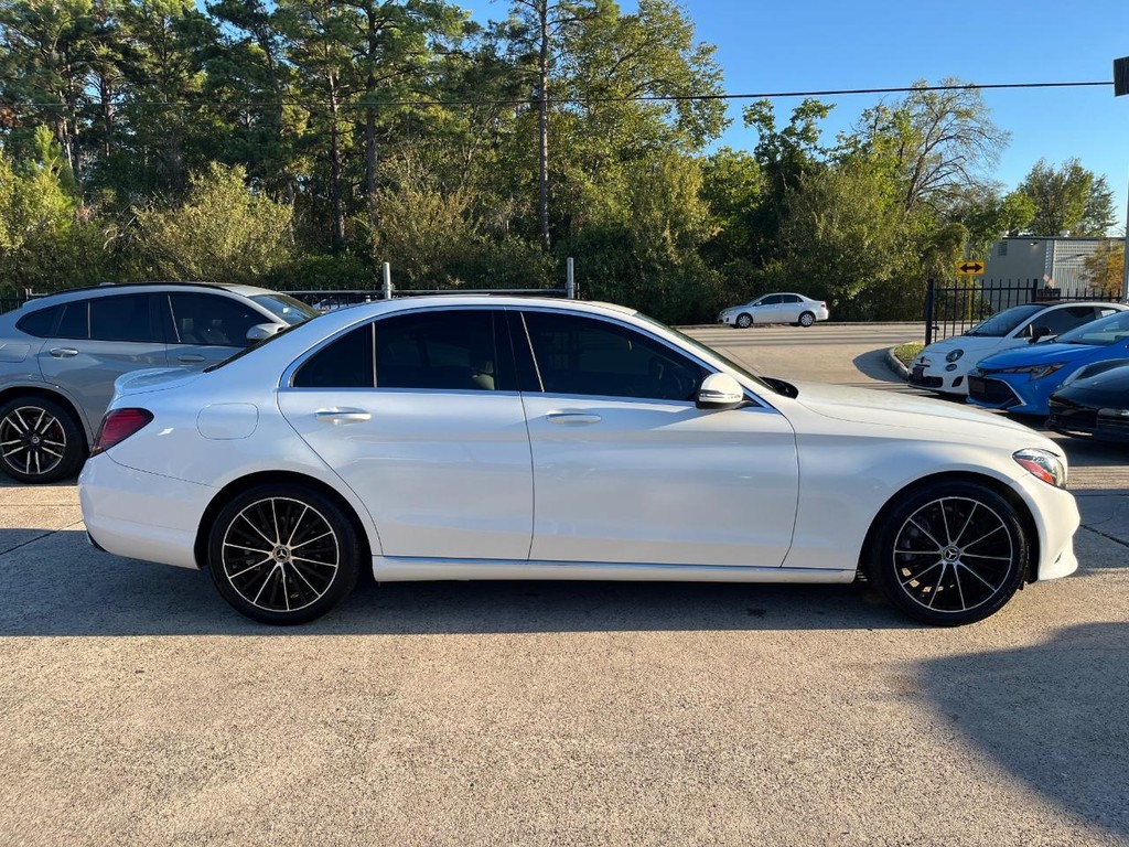 Mercedes-Benz C 300 Vehicle Full-screen Gallery Image 04