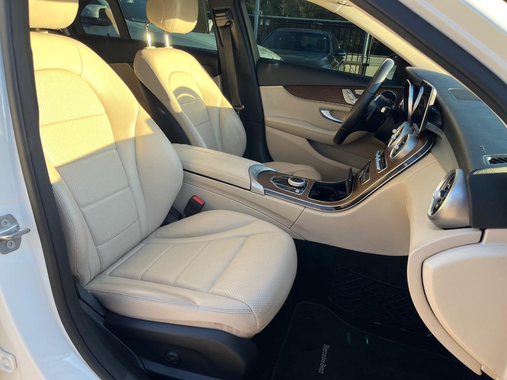 Mercedes-Benz C 300 Vehicle Full-screen Gallery Image 13