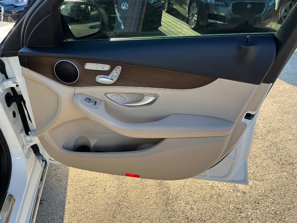 Mercedes-Benz C 300 Vehicle Full-screen Gallery Image 14