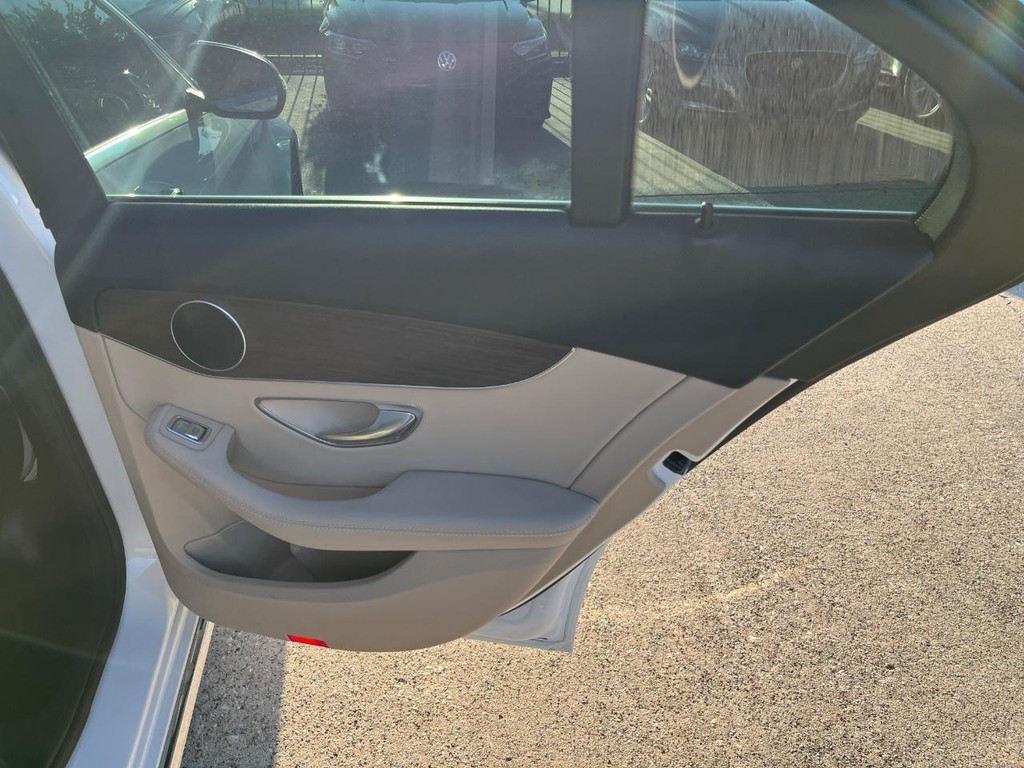 Mercedes-Benz C 300 Vehicle Full-screen Gallery Image 16