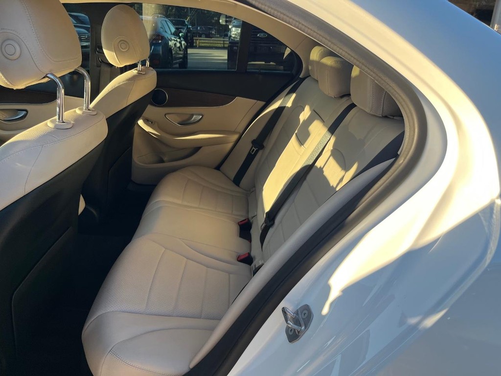 Mercedes-Benz C 300 Vehicle Full-screen Gallery Image 17