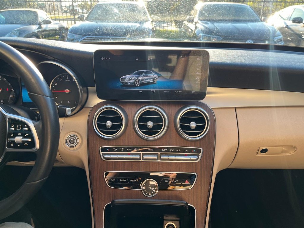 Mercedes-Benz C 300 Vehicle Full-screen Gallery Image 21