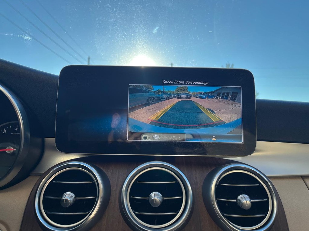 Mercedes-Benz C 300 Vehicle Full-screen Gallery Image 22