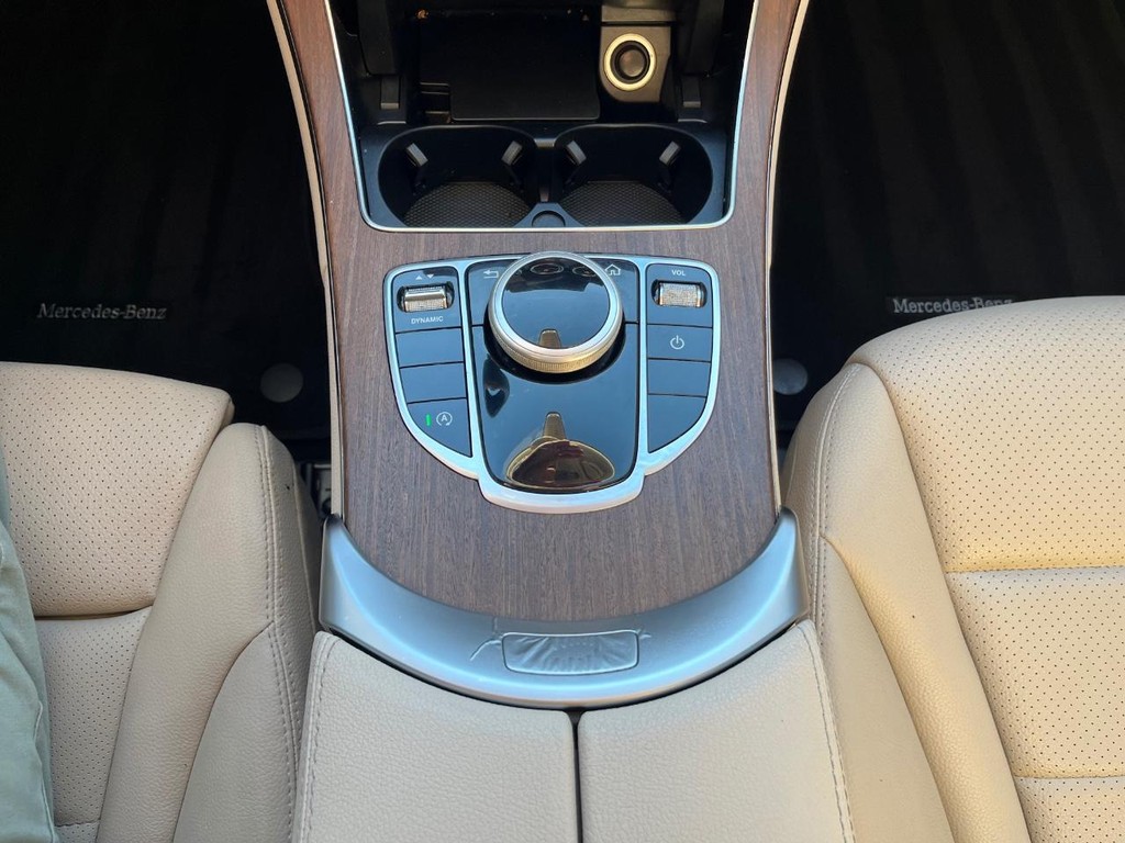 Mercedes-Benz C 300 Vehicle Full-screen Gallery Image 25