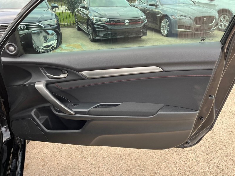 Honda Civic Si Coupe Vehicle Full-screen Gallery Image 15