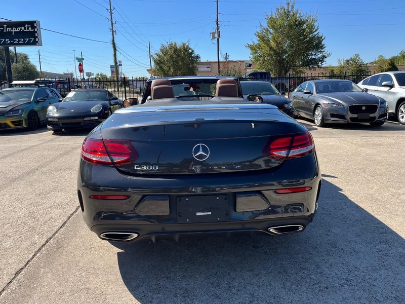 Mercedes-Benz C 300 Vehicle Full-screen Gallery Image 10