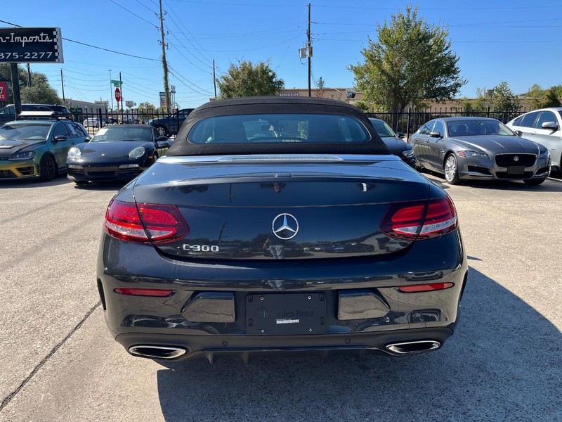 Mercedes-Benz C 300 Vehicle Full-screen Gallery Image 11