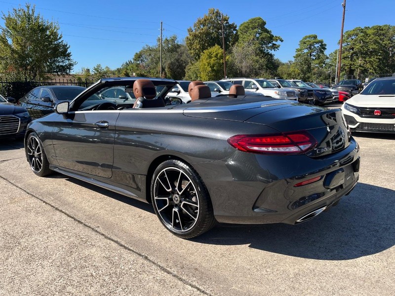 Mercedes-Benz C 300 Vehicle Full-screen Gallery Image 12