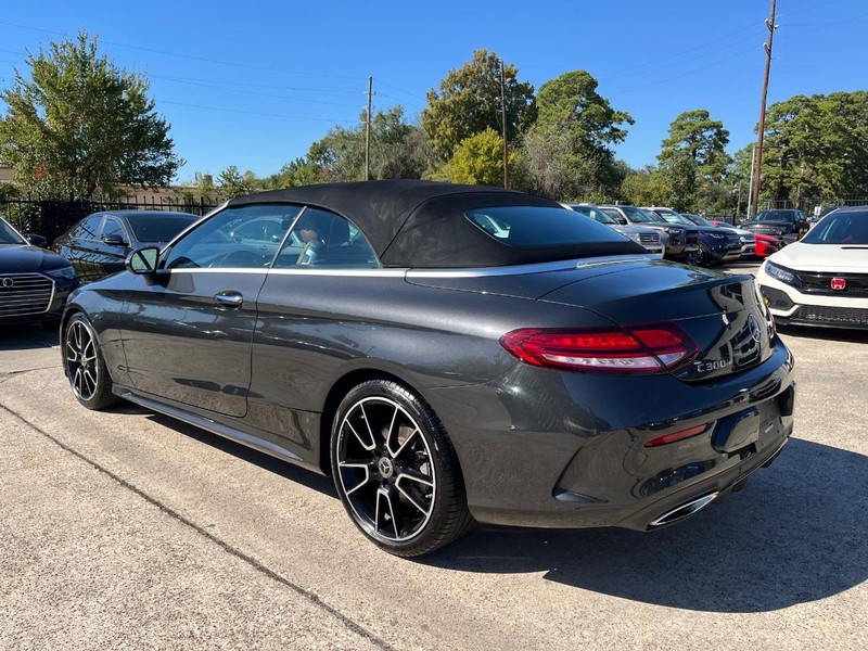 Mercedes-Benz C 300 Vehicle Full-screen Gallery Image 13