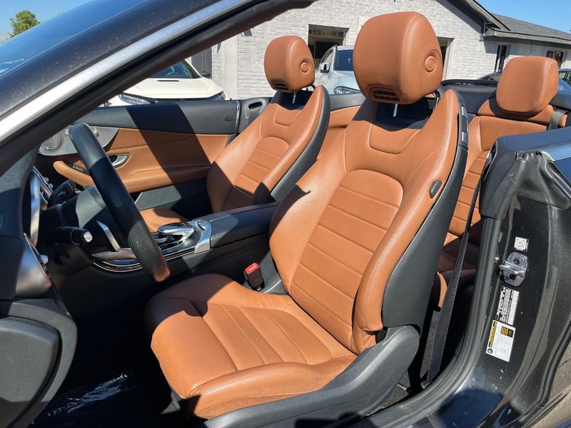 Mercedes-Benz C 300 Vehicle Full-screen Gallery Image 17