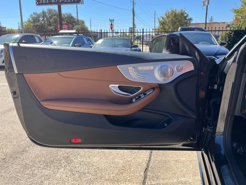 Mercedes-Benz C 300 Vehicle Full-screen Gallery Image 18