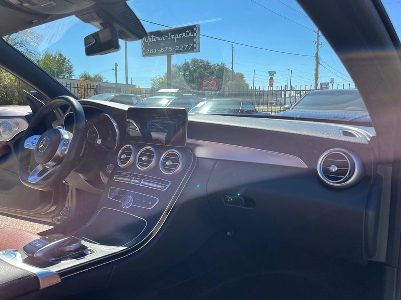 Mercedes-Benz C 300 Vehicle Full-screen Gallery Image 19