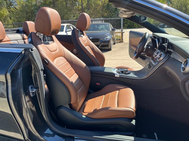 Mercedes-Benz C 300 Vehicle Full-screen Gallery Image 20