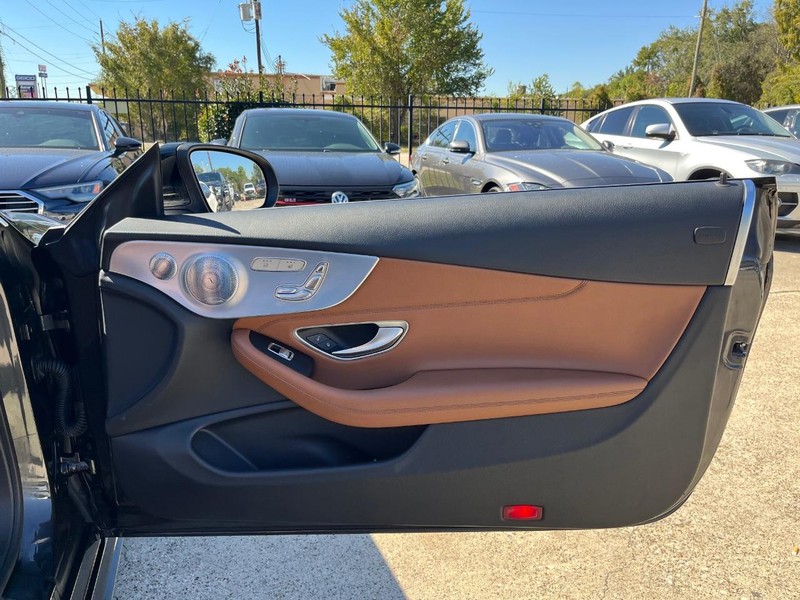 Mercedes-Benz C 300 Vehicle Full-screen Gallery Image 21