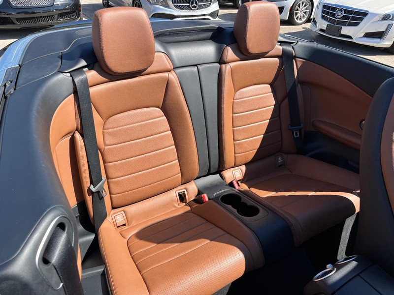 Mercedes-Benz C 300 Vehicle Full-screen Gallery Image 22