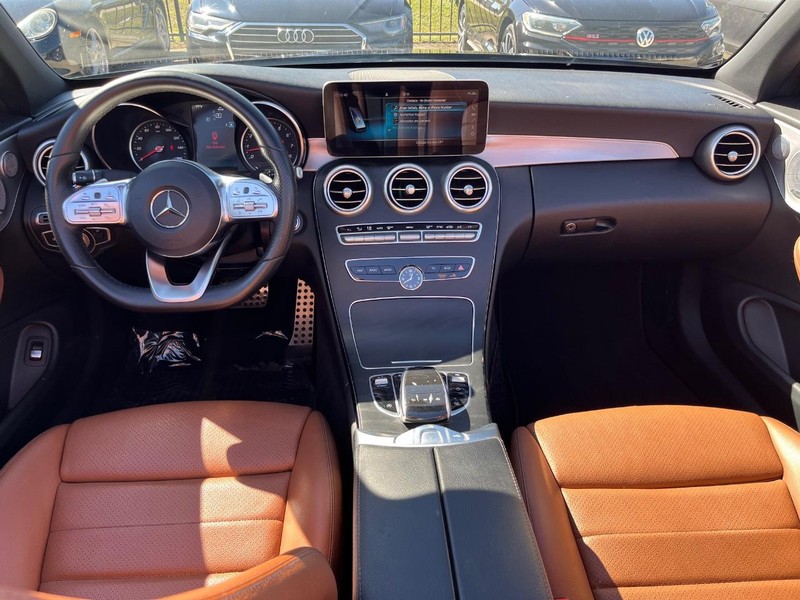 Mercedes-Benz C 300 Vehicle Full-screen Gallery Image 23