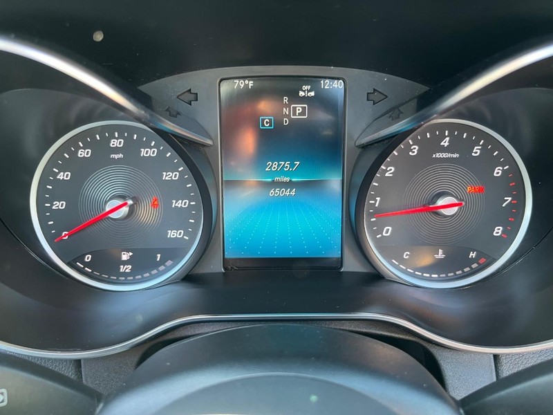 Mercedes-Benz C 300 Vehicle Full-screen Gallery Image 25