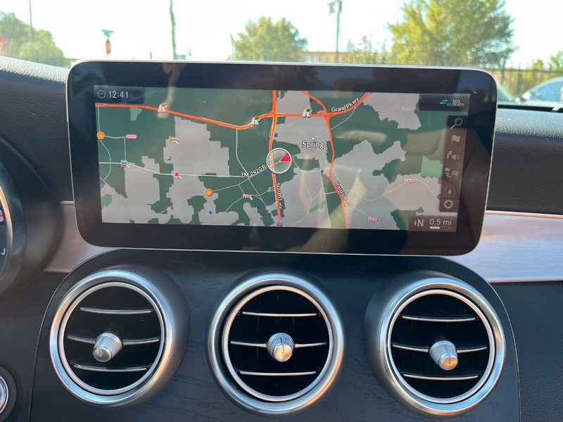 Mercedes-Benz C 300 Vehicle Full-screen Gallery Image 26