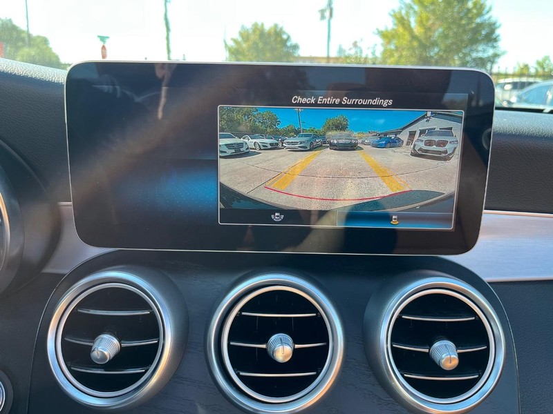 Mercedes-Benz C 300 Vehicle Full-screen Gallery Image 27