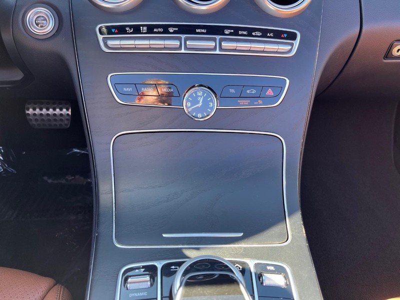 Mercedes-Benz C 300 Vehicle Full-screen Gallery Image 28