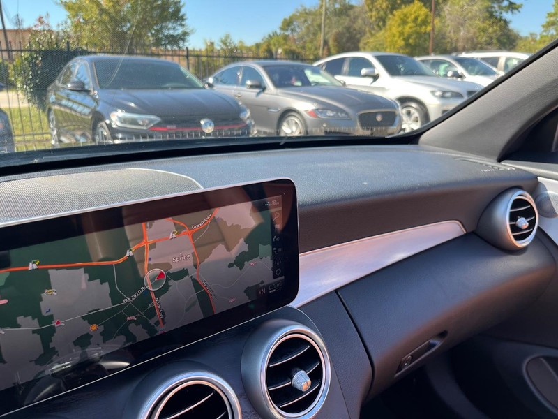 Mercedes-Benz C 300 Vehicle Full-screen Gallery Image 29