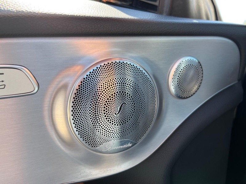 Mercedes-Benz C 300 Vehicle Full-screen Gallery Image 30